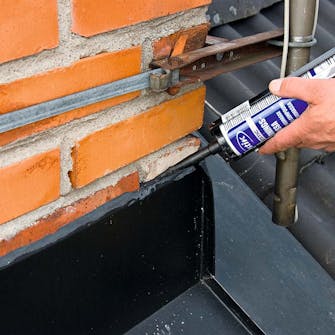 Sprekk i mur: Fugen lukkes Sprekk i mur: Fugen lukkes med en elastisk fugemasse